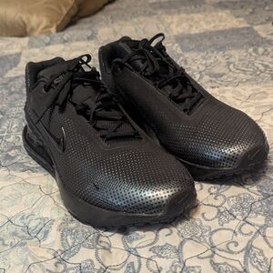 Nike Men's Black and Silver Athletic Shoes